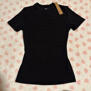 Skims fits everybody short sleeve shirt black size small
New with tag